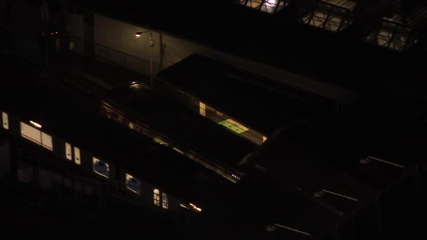 Un treno a Shinagawa stration a Tokyo di notte — Video Stock