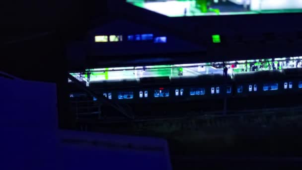 Un timelapse nocturne du chemin de fer à la gare de Shinagawa Tokyo zoom basculement grand angle 