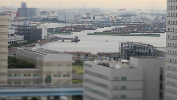 Ein hochwinkeliger Blick in der Nähe der Bucht in Tokio tagsüber lange Aufnahme bewölkt — Stockvideo