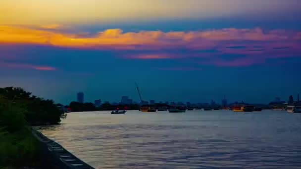 Čas západu slunce na břehu řeky v Tokiu široký náklon — Stock video