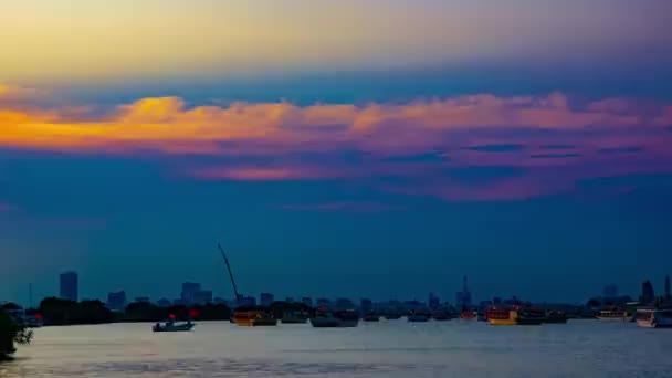 Čas západu slunce na břehu řeky v Tokiu široký záběr pánve — Stock video