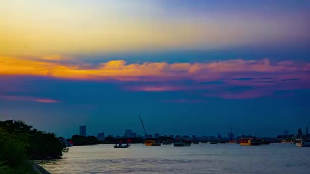 Un atardecer timelapse de la orilla del río en Tokio amplia inclinación tiro — Vídeo de stock