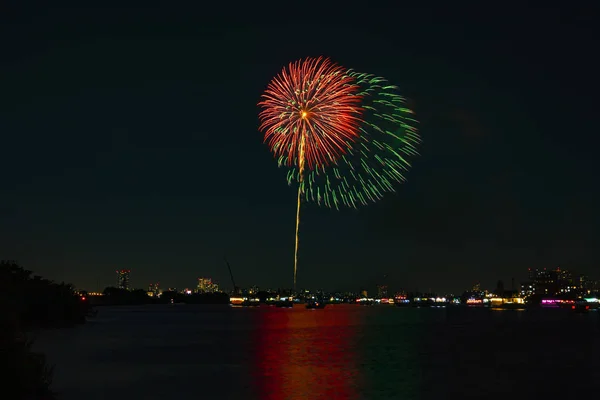 Fuochi d'artificio vicino al fiume Edogawabashi a Tokyo — Foto Stock