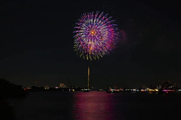 Fuochi d'artificio vicino al fiume Edogawabashi a Tokyo — Foto Stock