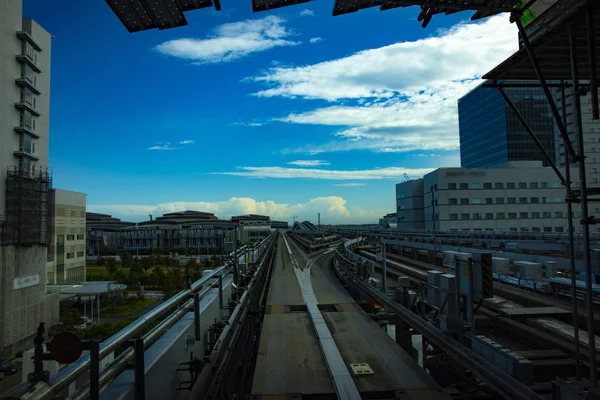 Un punto de vista frontal sobre el ferrocarril en la línea Yurikamome en Tokio —  Fotos de Stock