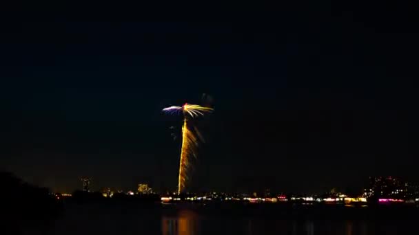 En timelapse av fyrverkerier nära floden Edogawabashi i Tokyo bred skott lutning — Stockvideo