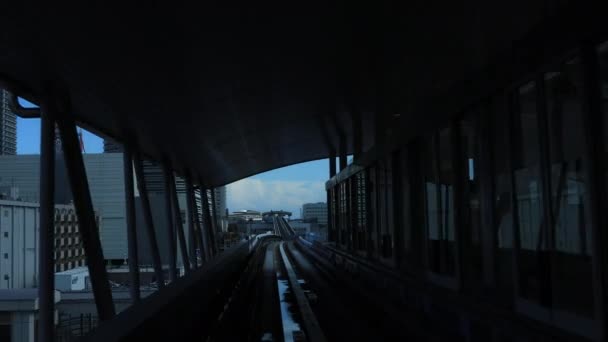 Un punto de vista frontal sobre el ferrocarril en la línea Yurikamome en Tokio — Vídeos de Stock