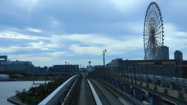 Um ponto de vista frontal sobre a ferrovia na linha de Yurikamome em Tóquio — Vídeo de Stock