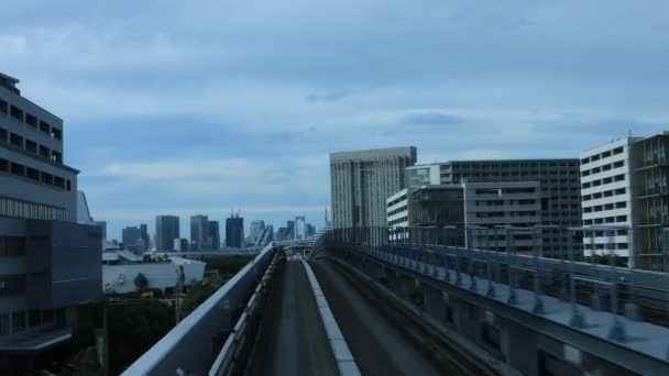 Un punto de vista frontal sobre el ferrocarril en la línea Yurikamome en Tokio — Vídeos de Stock