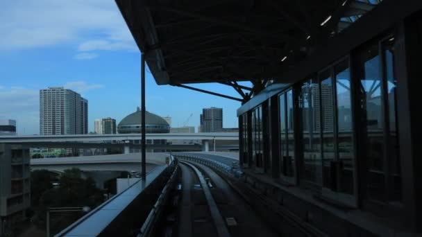Un punto de vista frontal sobre el ferrocarril en la línea Yurikamome en Tokio — Vídeos de Stock