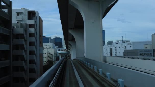 Pohled zepředu na železnici na trati Yurikamome v Tokiu — Stock video