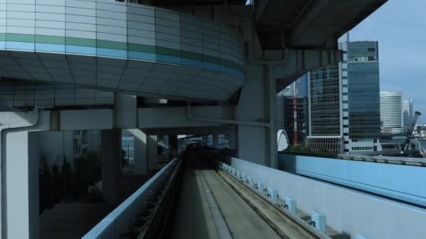 도쿄의 유 리카 메메 메 메 선에서 열차를 타고 있는 정면의 모습 — 비디오