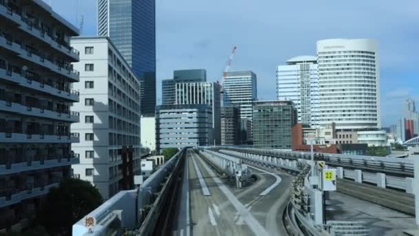 Un punto de vista frontal sobre el ferrocarril en la línea Yurikamome en Tokio — Vídeos de Stock