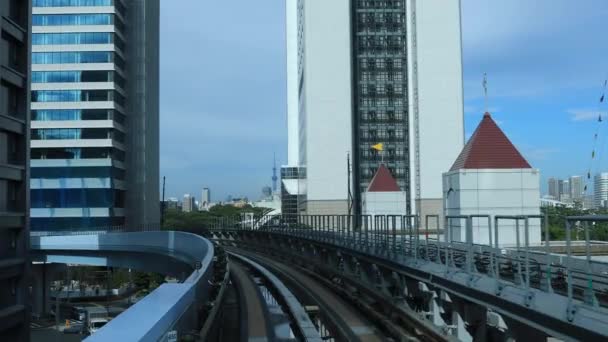 Um ponto de vista frontal sobre a ferrovia na linha de Yurikamome em Tóquio — Vídeo de Stock