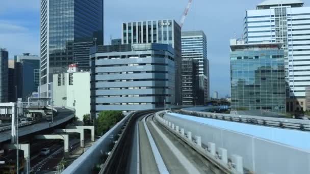 Un point de vue de face sur le chemin de fer à la ligne Yurikamome à Tokyo — Video