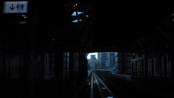Tokyo 'daki Yurikamome hattında demiryolu için bir ön görüş — Stok video