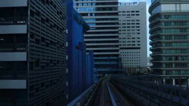 Um ponto de vista frontal sobre a ferrovia na linha de Yurikamome em Tóquio — Vídeo de Stock