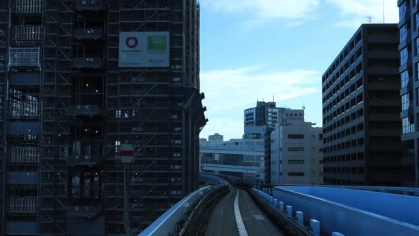 Un punto de vista frontal sobre el ferrocarril en la línea Yurikamome en Tokio — Vídeos de Stock