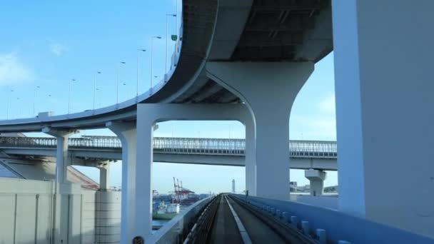 Un punto de vista frontal sobre el ferrocarril en la línea Yurikamome en Tokio — Vídeos de Stock