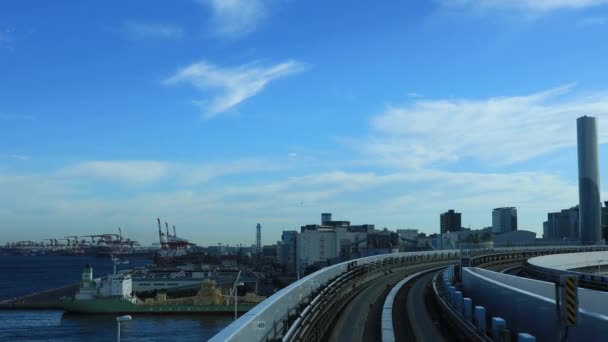 Un punto de vista frontal sobre el ferrocarril en la línea Yurikamome en Tokio — Vídeo de stock