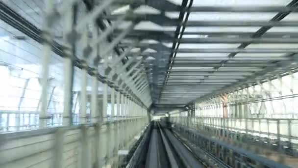 Tokyo 'daki Yurikamome hattında demiryolu için bir ön görüş — Stok video
