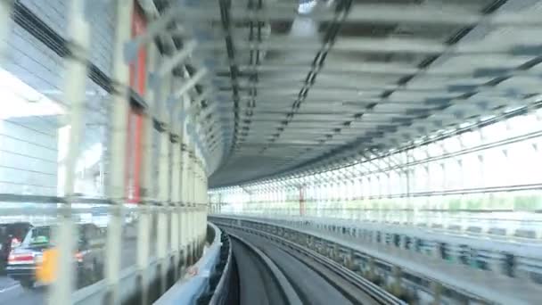 Un punto de vista frontal sobre el ferrocarril en la línea Yurikamome en Tokio — Vídeos de Stock