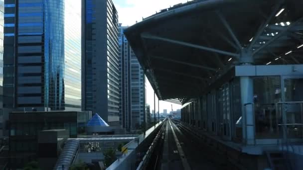 Un point de vue de face sur le chemin de fer à la ligne Yurikamome à Tokyo — Video