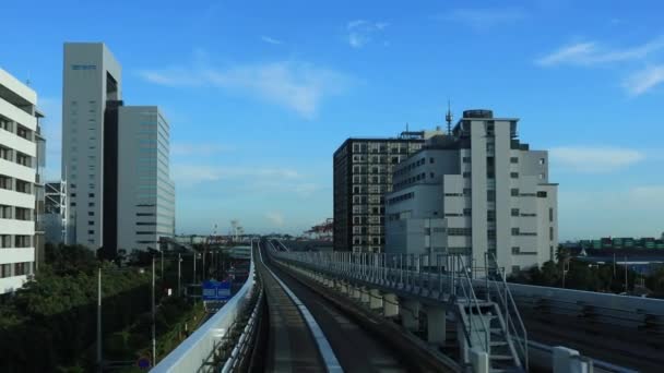 Een vooraanzicht op de spoorweg bij Yurikamome lijn in Tokio — Stockvideo