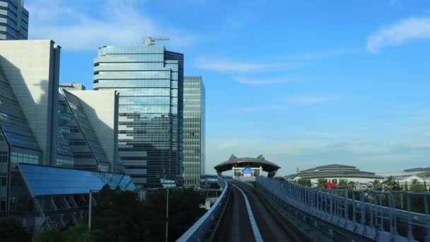 Un punto di vista frontale sulla ferrovia sulla linea Yurikamome a Tokyo — Video Stock