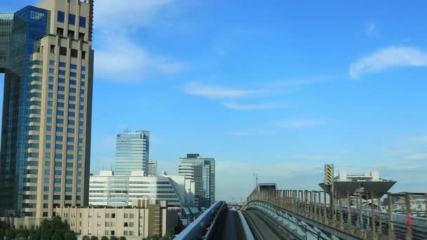 Un punto de vista frontal sobre el ferrocarril en la línea Yurikamome en Tokio — Vídeo de stock