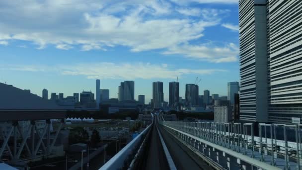 Um ponto de vista frontal sobre a ferrovia na linha de Yurikamome em Tóquio — Vídeo de Stock