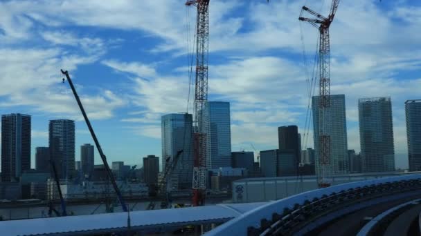 Un punto de vista frontal sobre el ferrocarril en la línea Yurikamome en Tokio — Vídeos de Stock