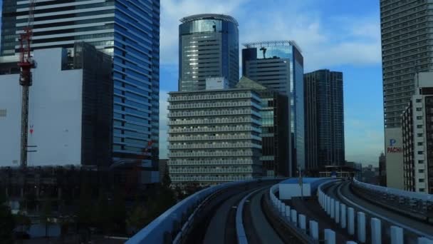 Um ponto de vista frontal sobre a ferrovia na linha de Yurikamome em Tóquio — Vídeo de Stock