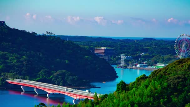 Uma timelapse do lago Okuhamana perto da ponte ângulo alto tiro longo panning — Vídeo de Stock