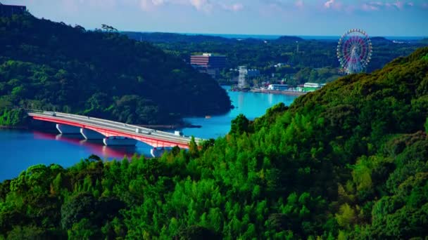 Временной отрезок озера Окухамана возле высокого угла наклона моста — стоковое видео