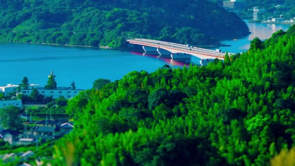 Un timelapse del lago Okuhamana cerca del puente panorámica inclinación de ángulo alto — Vídeo de stock