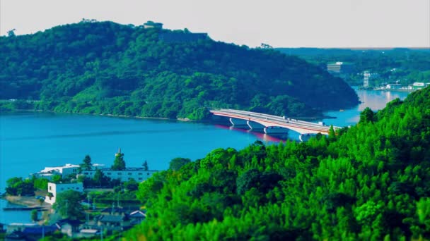 Un timelapse del lago Okuhamana cerca del puente de inclinación de ángulo alto — Vídeo de stock