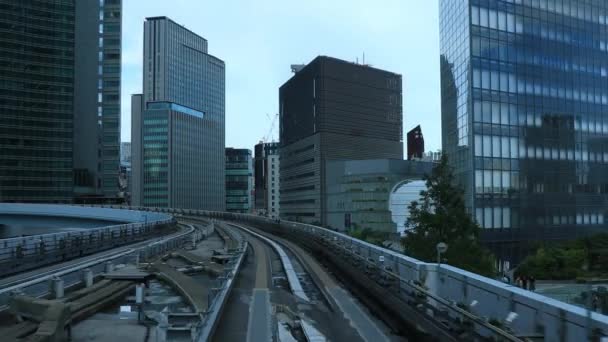 Zpětný pohled na železnici na trati Jurikamome v Tokiu — Stock video