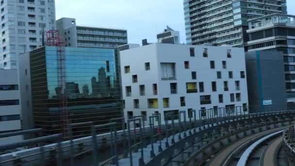 Задняя точка зрения на железнодорожную линию Юрикамоме в Токио — стоковое видео