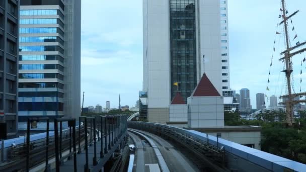 Un punto de vista retrospectivo sobre el ferrocarril en la línea Yurikamome en Tokio — Vídeos de Stock