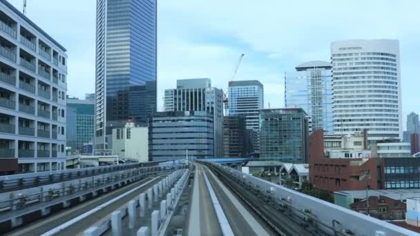Un punto de vista retrospectivo sobre el ferrocarril en la línea Yurikamome en Tokio — Vídeos de Stock