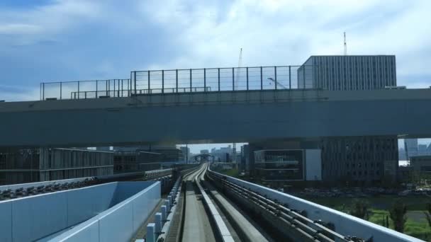 Un punto de vista retrospectivo sobre el ferrocarril en la línea Yurikamome en Tokio — Vídeos de Stock