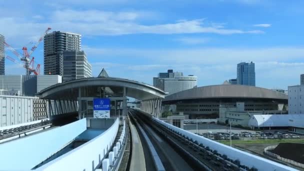 Tylny punkt widzenia na kolei na Yurikamome lini w Tokio — Wideo stockowe