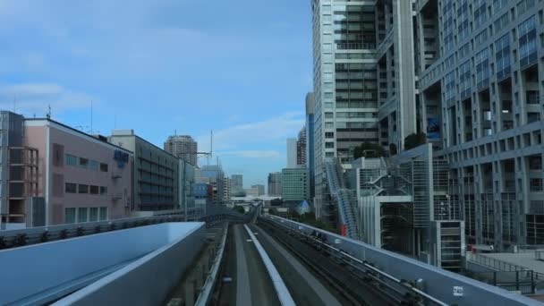 Un punto de vista retrospectivo sobre el ferrocarril en la línea Yurikamome en Tokio — Vídeos de Stock