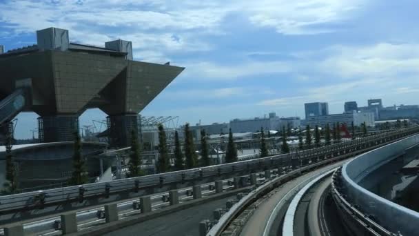 Um ponto de vista traseiro sobre a ferrovia na linha de Yurikamome em Tóquio — Vídeo de Stock