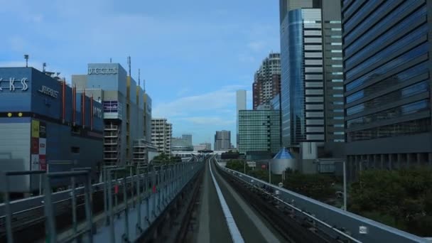 Een back standpunt op de spoorweg bij Yurikamome lijn in Tokio — Stockvideo