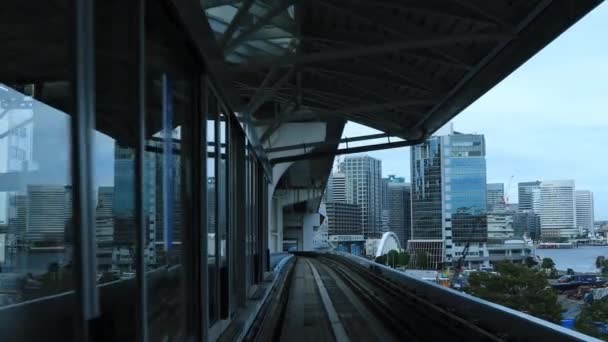 Zpětný pohled na železnici na trati Jurikamome v Tokiu — Stock video