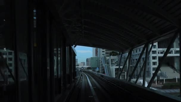 Um ponto de vista traseiro sobre a ferrovia na linha de Yurikamome em Tóquio — Vídeo de Stock