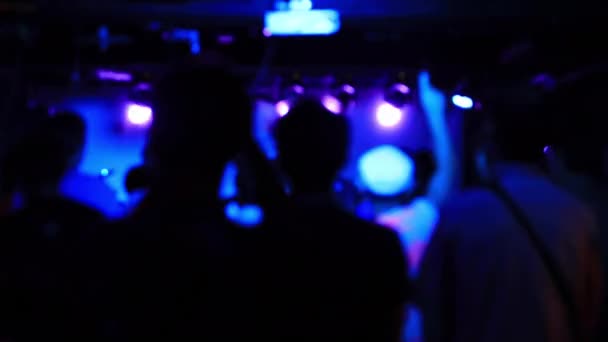 Глядачі на кишеньковому пристрої рок-клубу дефолтували — стокове відео