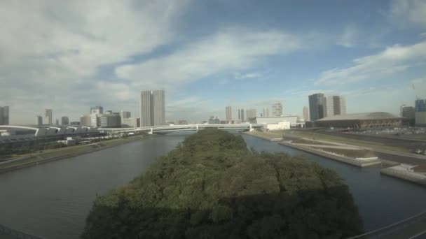 Boční pohled na vlak na trati Yurikamome v Tokiu — Stock video